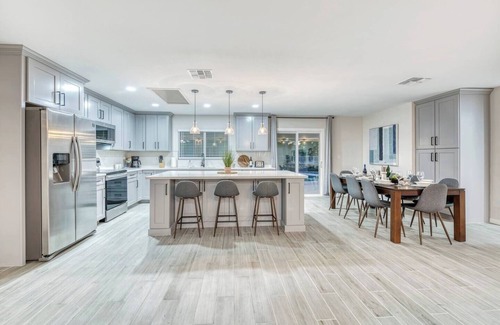 Tempe Casa | SPLENDID 5 Bedroom home with PRIVATE Heated Pool!