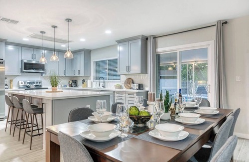 Tempe Casa | SPLENDID 5 Bedroom home with PRIVATE Heated Pool!
