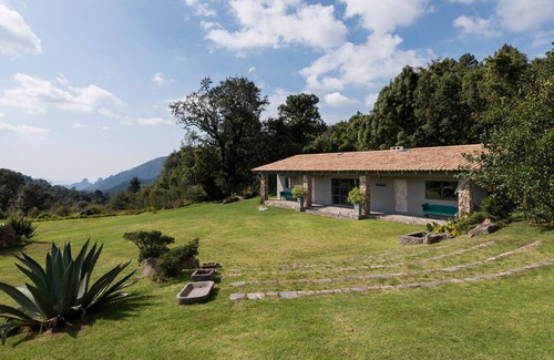 Valle de Bravo Cabaña | Espléndida y elegante casa de campo en medio de un bosque