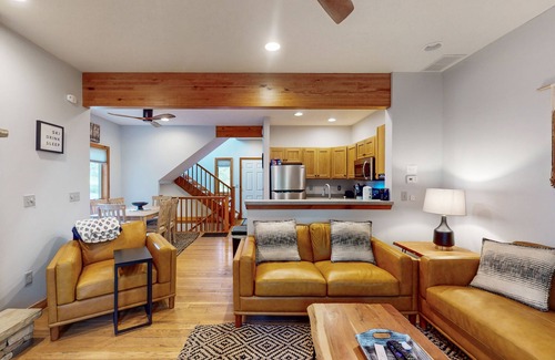 McHenry Hotel | Splendid dog-friendly home with hot tub, deck, free WIFI & gas grill