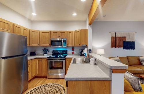 McHenry Hotel | Splendid dog-friendly home with hot tub, deck, free WIFI & gas grill