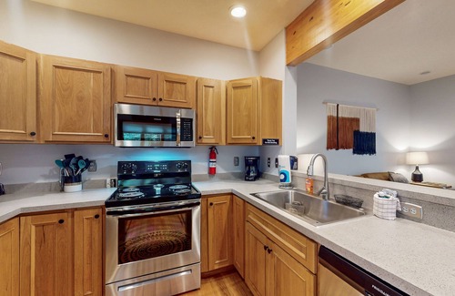 McHenry Hotel | Splendid dog-friendly home with hot tub, deck, free WIFI & gas grill