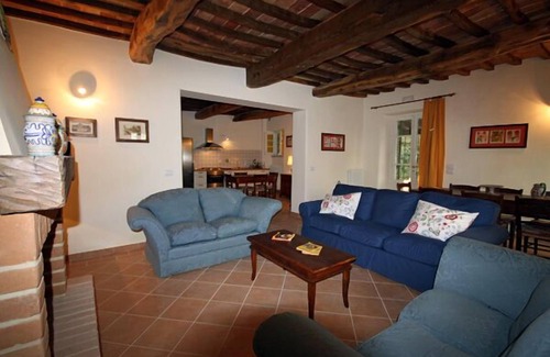 Gualdo Cattaneo Villa | Villa para 12 personas, piscina, ideal para familias y amigos.