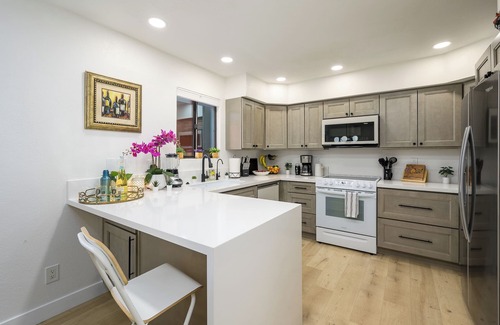 Paradise Valley Village Condominio | Splendid Top Floor Condo. Spectacular Views! Fantastic Neighborhood!