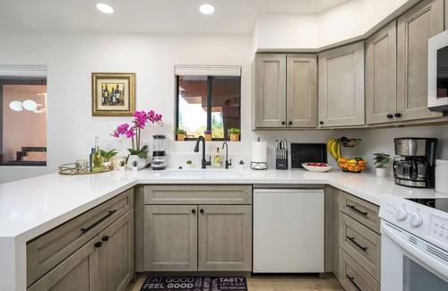 Paradise Valley Village Condominio | Splendid Top Floor Condo. Spectacular Views! Fantastic Neighborhood!
