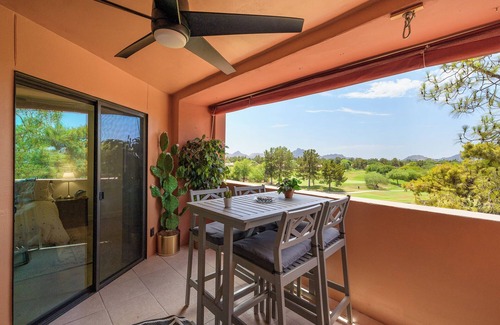 Paradise Valley Village Condominio | Splendid Top Floor Condo. Spectacular Views! Fantastic Neighborhood!