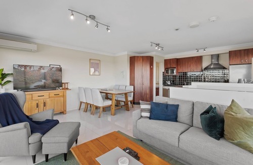South Melbourne Apartamento | Split-Level 2BR with City-View and Separate Study
