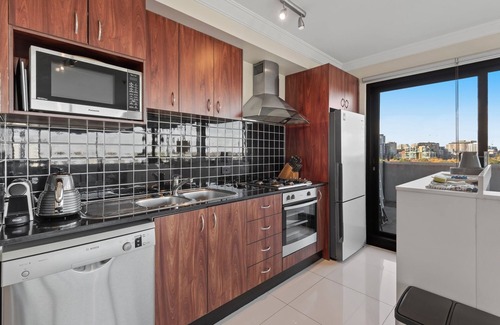 South Melbourne Apartamento | Split-Level 2BR with City-View and Separate Study