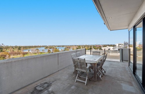 South Melbourne Apartamento | Split-Level 2BR with City-View and Separate Study