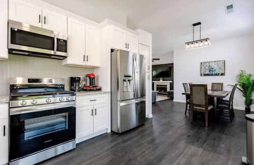 Greenacres Casa | Split-level NW Bakersfield Home with Outdoor Oasis
