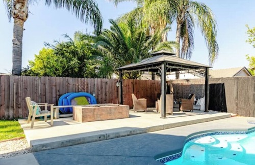 Greenacres Casa | Split-level NW Bakersfield Home with Outdoor Oasis