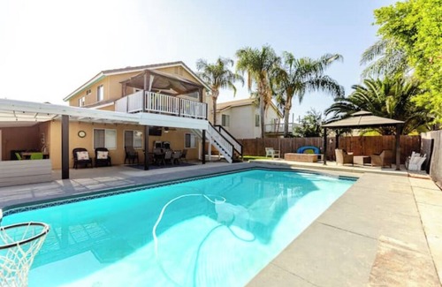 Greenacres Casa | Split-level NW Bakersfield Home with Outdoor Oasis