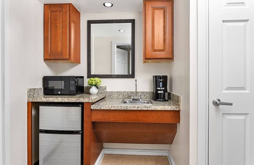 Williamsburg Apartamento | Spontaneous Trip? We have 2BR 1 King, 2 Queen Beds
