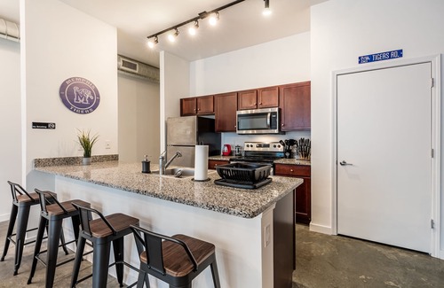 Downtown Memphis Apartamento | Sports Fan's KING SUITE downtown with POOL & GYM