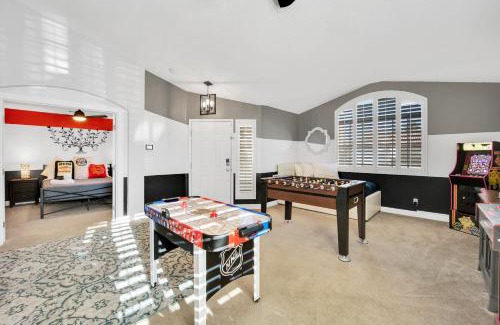 Green Valley North Casa | Sports Themed-Automated King Bed-Family Friendly-5 miles to Strip