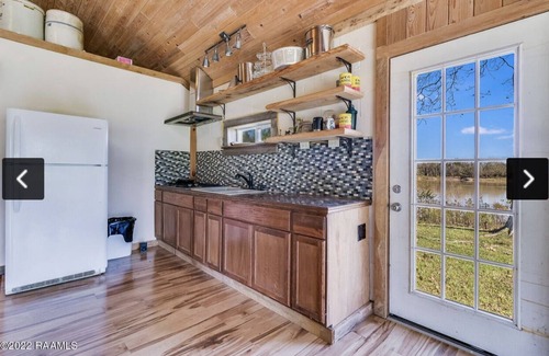 Lottie Casa | Sportsman's Paradise Secluded Home With Guest House.