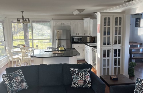 Lottie Casa | Sportsman's Paradise Secluded Home With Guest House.