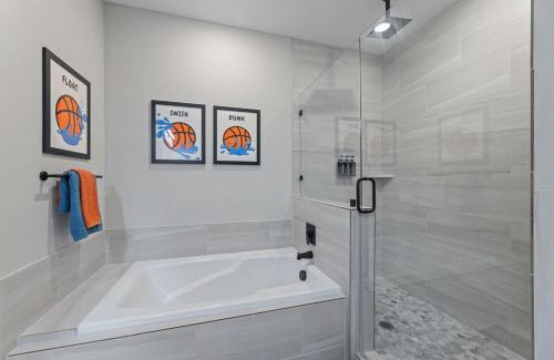 Central Arlington Casa | Sporty Spot - Hot Tub - Walk to AT&T Stadium