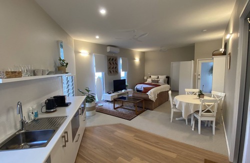 Murrays Beach Casa | Spotted Gum: Stunning, lakeside holiday house.