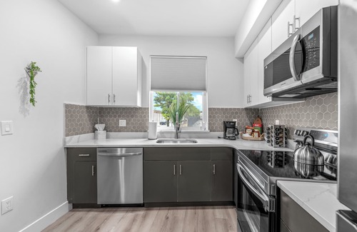 Center City Apartamento | Sprawling 8 Bed Complex, Pool Table, Parking!