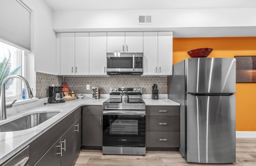 Center City Apartamento | Sprawling 8 Bed Complex, Pool Table, Parking!