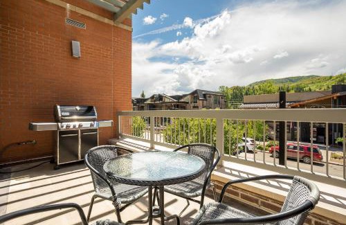 Downtown Steamboat Springs Casa | Sprawling Condo - Central Downtown - Resort 10-min