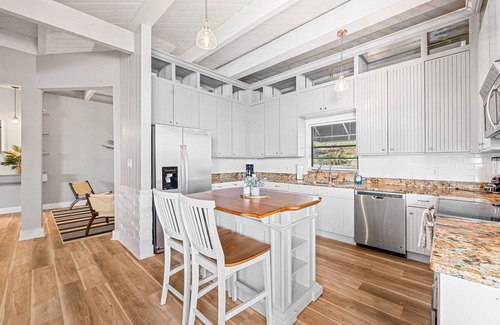 Temple Crest Casa | Sprawling river view estate with game room, dock, kayaks, grill, & fishing gear
