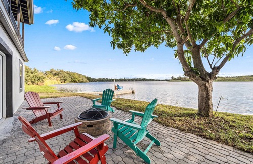 Temple Crest Casa | Sprawling river view estate with game room, dock, kayaks, grill, & fishing gear