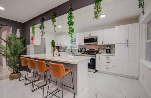 Spring Branch Central Casa | Spring Branch Getaway Feat 5BD, Pool, Hot tub