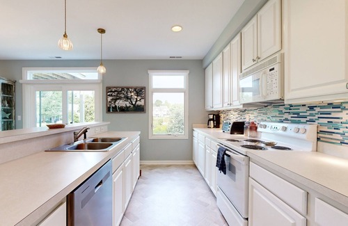 Rehoboth Beach Condominio | Spring Lake Condo with patio, free WIFI, W/D, shared pool