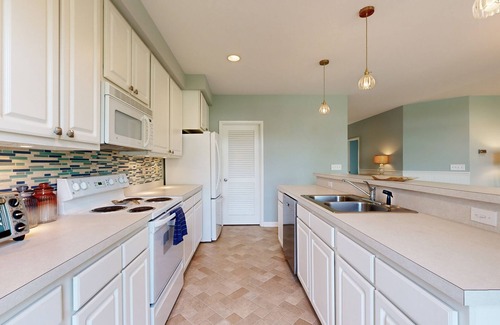 Rehoboth Beach Condominio | Spring Lake Condo with patio, free WIFI, W/D, shared pool