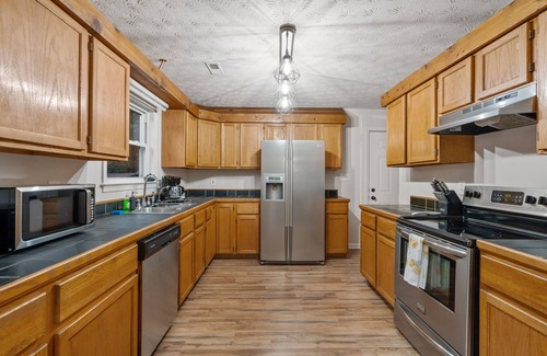 Front Royal Casa | Spring Retreat! Hot tub, Bar, Game room, Grill & 10 mins to Skyline Drive