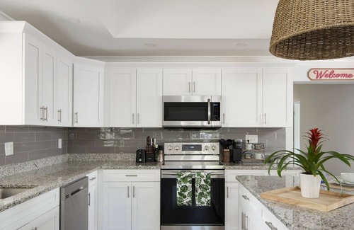 Greater Woodlawn Casa | SPRING SALE! -20% Spacious Tropical Paradise~Sleeps10~Short drive to DWTN+Beach!