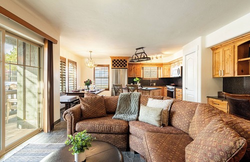 Park City Condominio | Spring Skiing + Hot Tub Across from Deer Valley East!