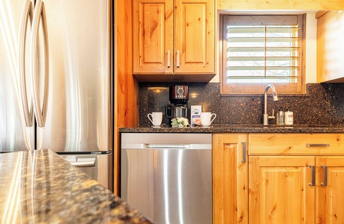 Park City Condominio | Spring Skiing + Hot Tub Across from Deer Valley East!