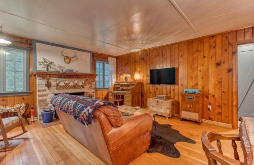 Mount Hood Village Casa | Springbrook · Cozy 2BR Mt. Hood Cabin, Fireplace & Retro Kitchen