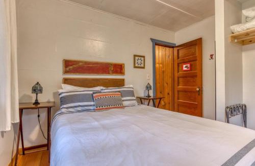 Mount Hood Village Casa | Springbrook · Cozy 2BR Mt. Hood Cabin, Fireplace & Retro Kitchen