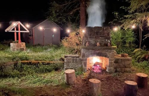 Mount Hood Village Casa | Springbrook · Cozy 2BR Mt. Hood Cabin, Fireplace & Retro Kitchen