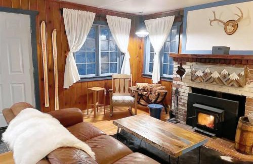 Mount Hood Village Casa | Springbrook · Cozy 2BR Mt. Hood Cabin, Fireplace & Retro Kitchen