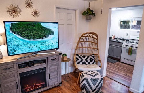 Point Loma Heights Cabaña | Green Door Cottage-Dog Friendly-3 cuadras de la playa!