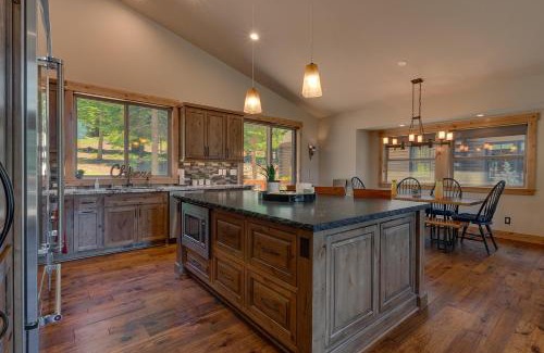 Truckee Casa | Spruce Haven by Tahoe Getaways at Tahoe Donner - Luxury Pet Friendly Cabin w Private Hot Tub