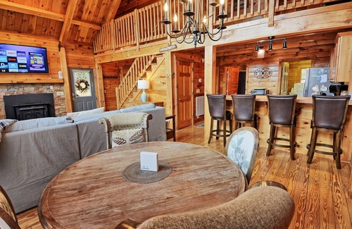 Laurel Springs Cabina | Spruced Up-Open for Bookings! Private Log Cabin, Hot Tub, AC, WIFI