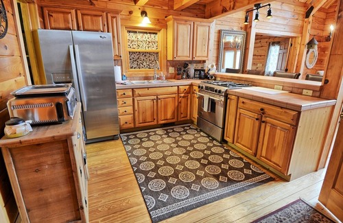 Laurel Springs Cabina | Spruced Up-Open for Bookings! Private Log Cabin, Hot Tub, AC, WIFI