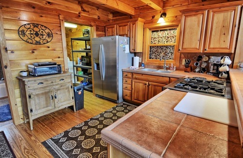 Laurel Springs Cabina | Spruced Up-Open for Bookings! Private Log Cabin, Hot Tub, AC, WIFI