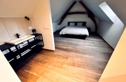 Denderwindeke Casa | Square Shaped Farmhouse from 1713