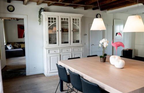 Denderwindeke Casa | Square Shaped Farmhouse from 1713