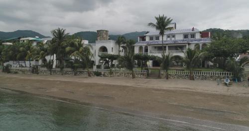Puerto Galera Casa | Squares Beachside Apartments