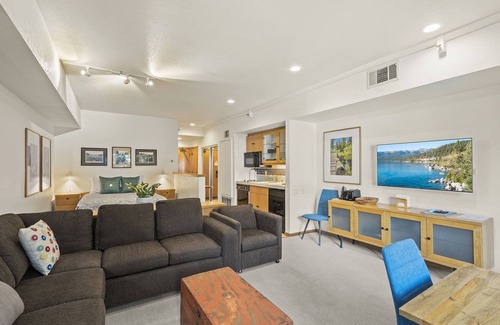 Olympic Valley Apartamento | Squaw Valley Lodge, : Updated studio. Hot Tubs, Sauna. Summer Pool & Tennis.