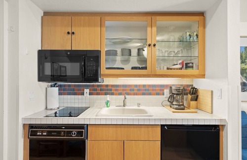 Olympic Valley Apartamento | Squaw Valley Lodge, : Updated studio. Hot Tubs, Sauna. Summer Pool & Tennis.