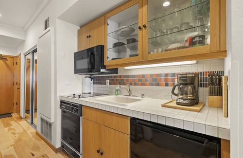 Olympic Valley Apartamento | Squaw Valley Lodge, : Updated studio. Hot Tubs, Sauna. Summer Pool & Tennis.
